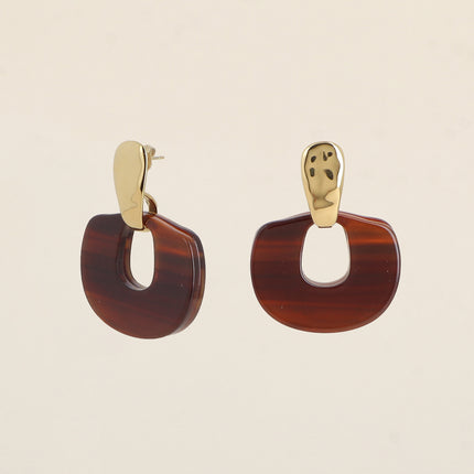 Boucles pendantes - barre martelée et pièce en résine