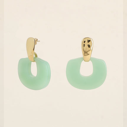 Boucles pendantes - barre martelée et pièce en résine