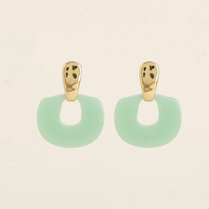 Boucles pendantes - barre martelée et pièce en résine
