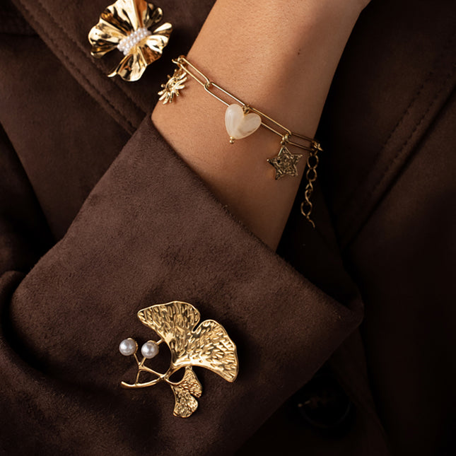 Broche Avelia - motif ginko avec deux perles de résine blanche
