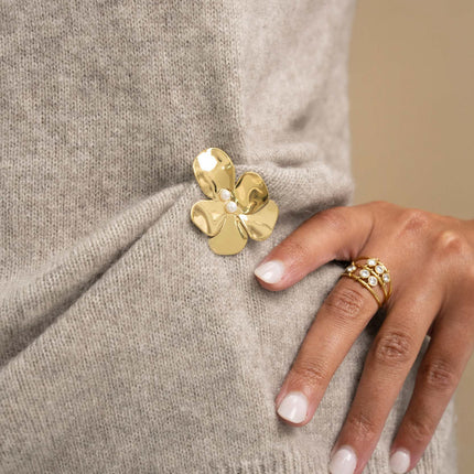 Pin's - motif floral et perles de résine blanche