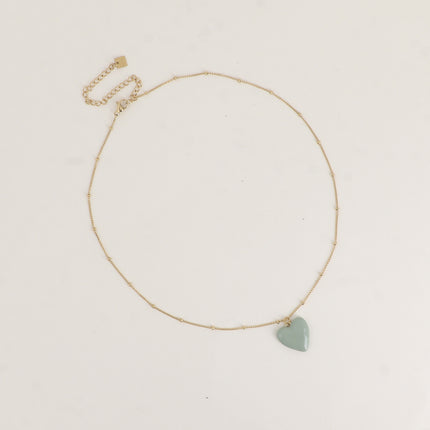 Collier - chaîne à petites boules et pendentif coeur émaillé