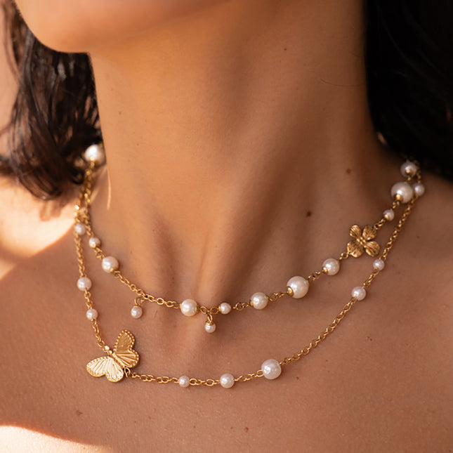 Collier Kaïna - perles de résine blanche et pendentif fleur