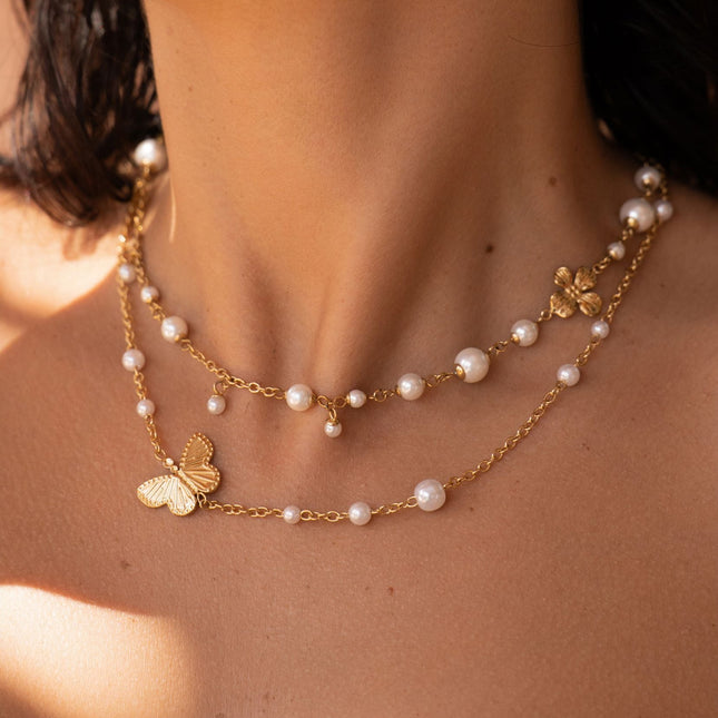 Collier Mirae - papillon texturé et perles de résine blanche