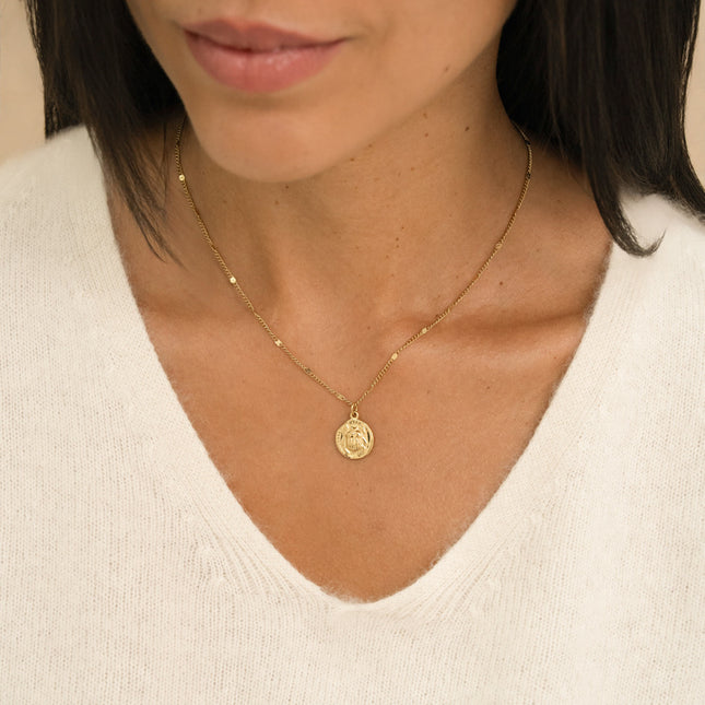 Collier - pendentif rond avec scarabée