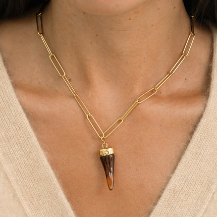 Collier - maille avec anneaux longs et ovales avec pendentif corne en résine
