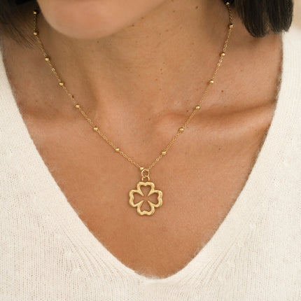 Collier - chaîne avec boules et trèfle ajouré