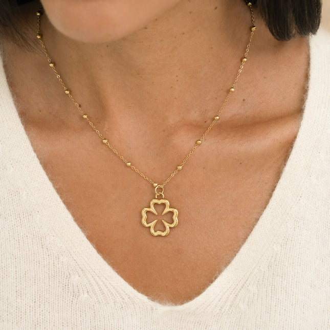 Collier - chaîne avec boules et trèfle ajouré
