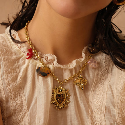 Collier Kalyra - oiseau et coeur en résine, coeur martelé, trèfle, perle fleur