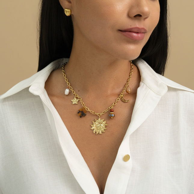 Collier - pendentifs (soleil, étoile et lune martelés, trèfle en résine léopard et perles)