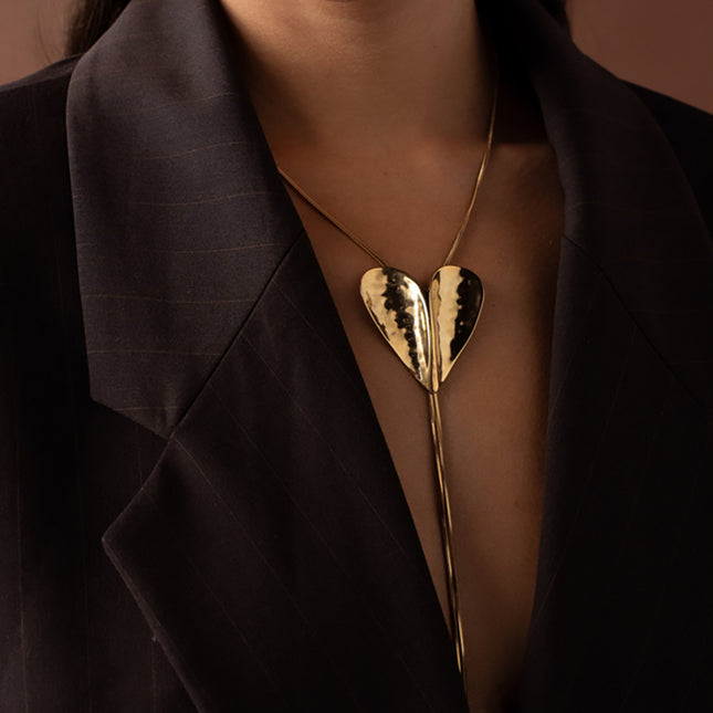Collier cravate Arriba - grand coeur incurvé et texturé