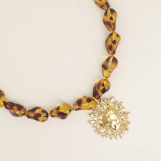 Collier sur fil - perles en résine, coeur ardent