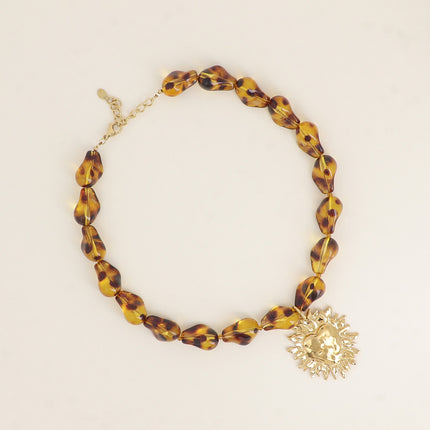 Collier sur fil - perles en résine, coeur ardent
