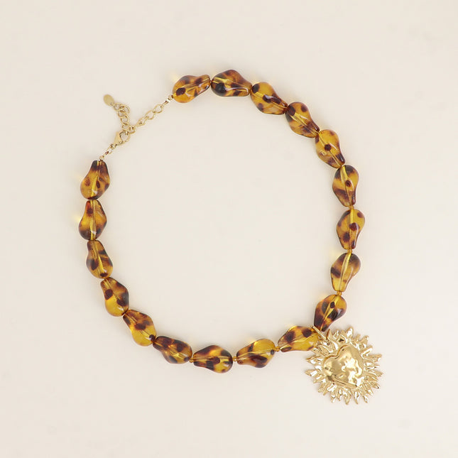 Collier sur fil - perles en résine, coeur ardent