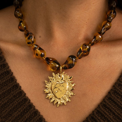 Collier sur fil - perles en résine, coeur ardent