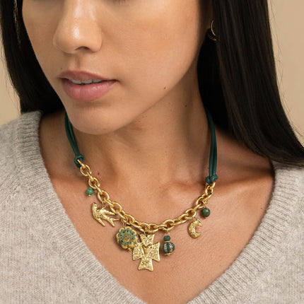 Collier sur cordon - perles en céramique émaillée, croix et coeur martelés, lune
