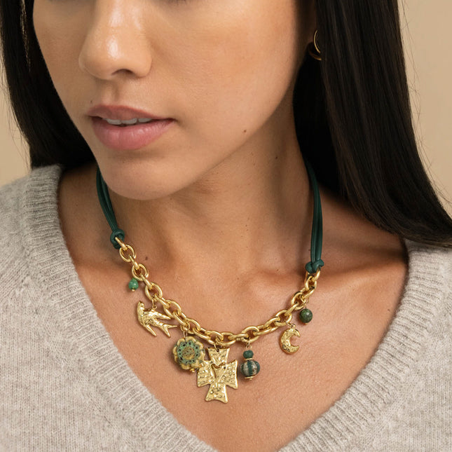 Collier sur cordon - perles en céramique émaillée, croix et coeur martelés, lune