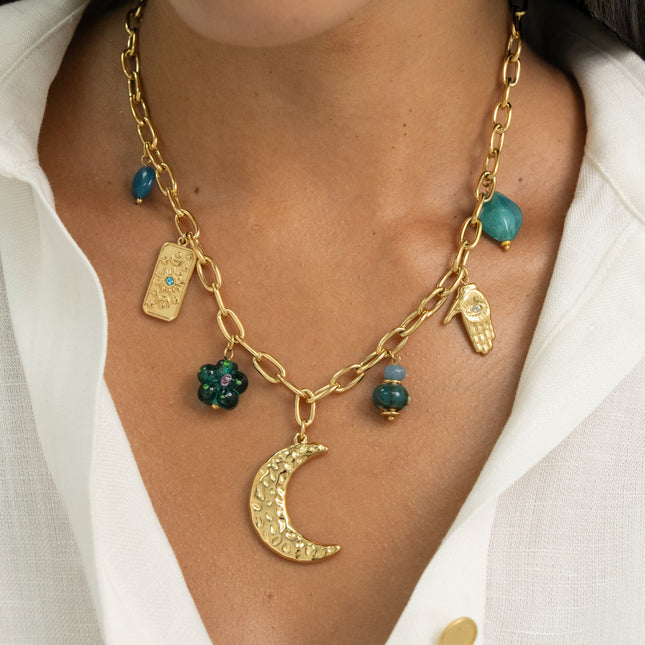 Collier - perles de résine, plaquette lune et soleil, fleur perlée, céramique émaillée, lune martelée, main