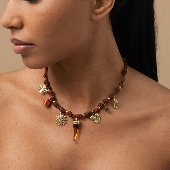 Collier - tissu ruban, perle en céramique émaillée, soleil, corne en résine, coeur texturé