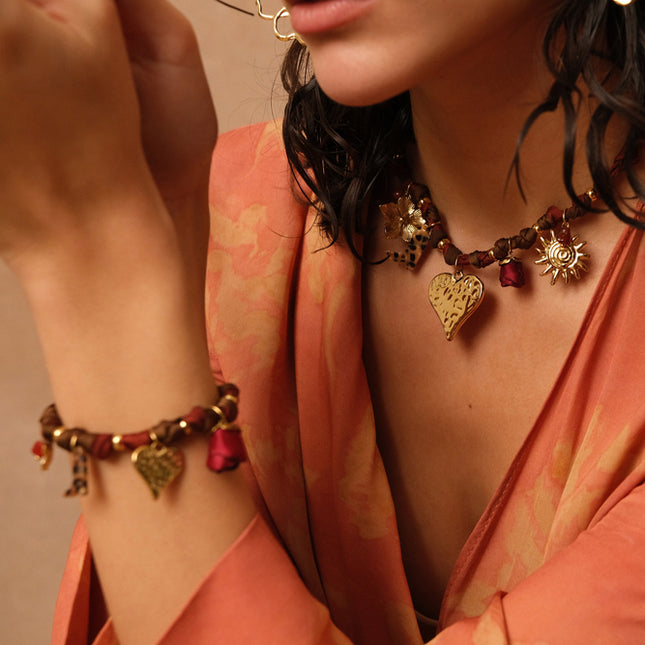 Collier Néor - fleur, pierre naturelle, coeur, soleil, rose ruban, botte en résine