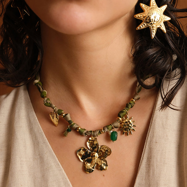 Collier Orin - coeur, fleur, soleil, pompon, perle et perle d'eau douce