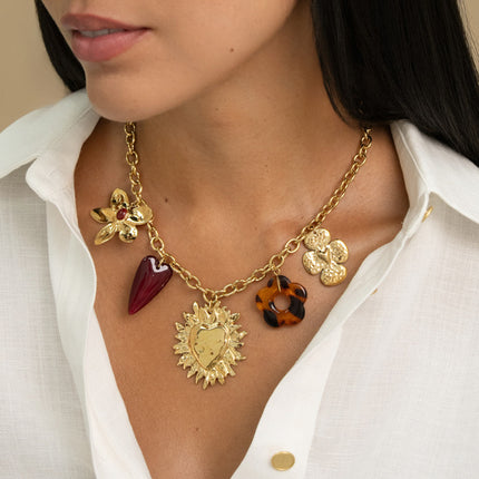Collier - breloques (fleur, coeur en résine, coeur enflammé, fleur en résine, trèfle)