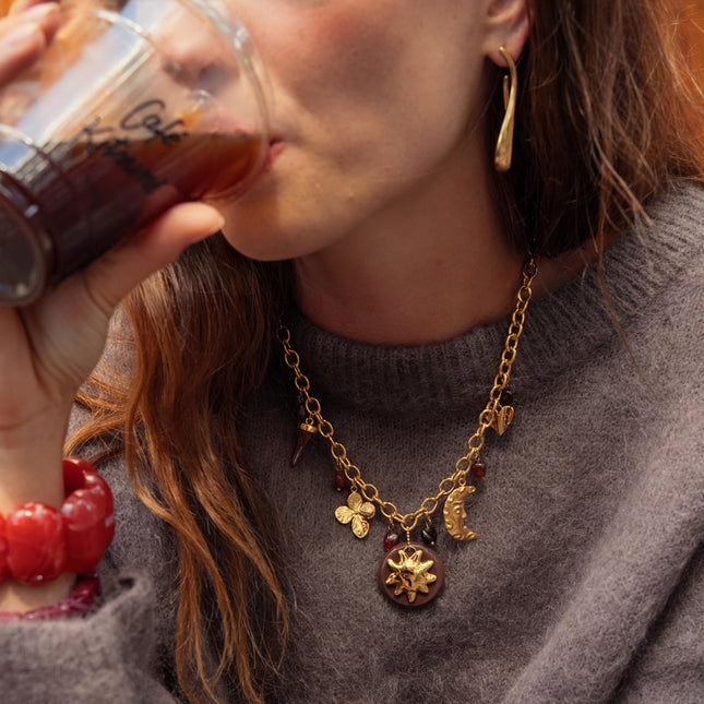 Collier Zahara - breloques (pierres naturelles, fleur trèfle, résine, croissant de lune martelé, soleil)