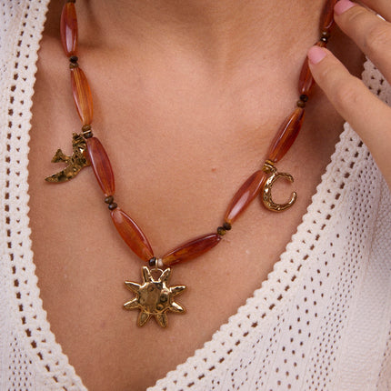 Collier sur câble - perles en résine, lune, oiseau, soleil