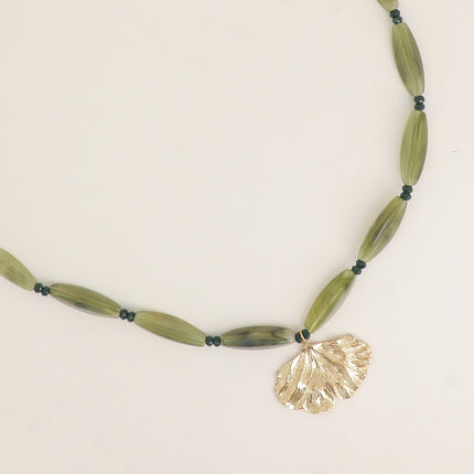 Collier sur câble - perles en résine, pierres naturelles, ginko