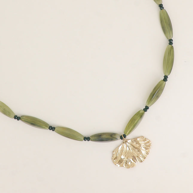 Collier sur câble - perles en résine, pierres naturelles, ginko