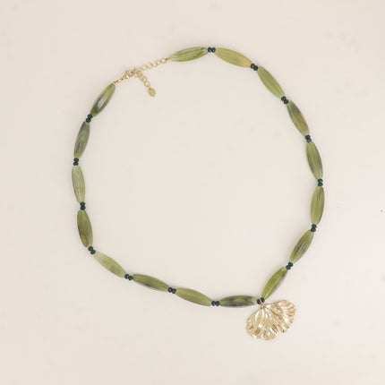 Collier sur câble - perles en résine, pierres naturelles, ginko
