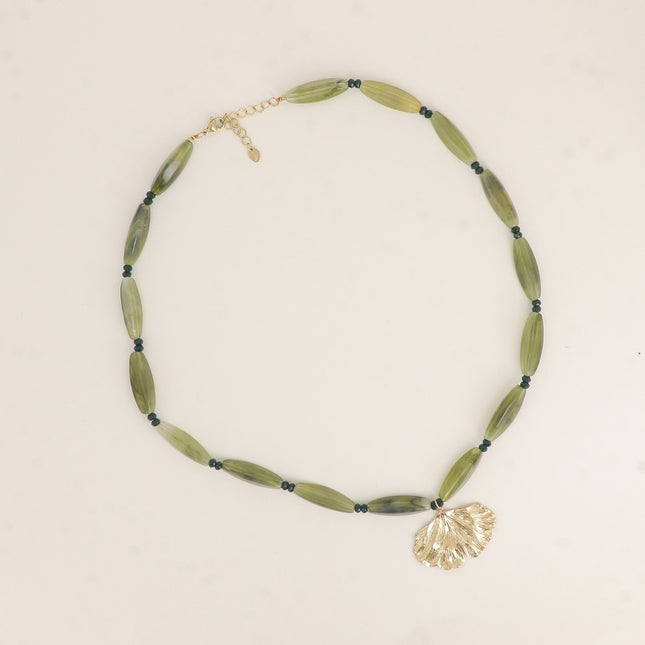 Collier sur câble - perles en résine, pierres naturelles, ginko