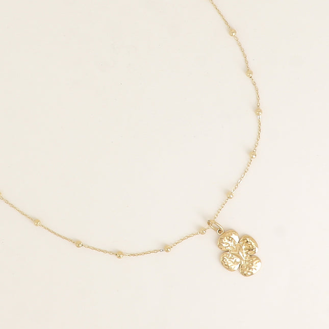 Collier - chaîne avec boules, trèfle martelé avec coeur