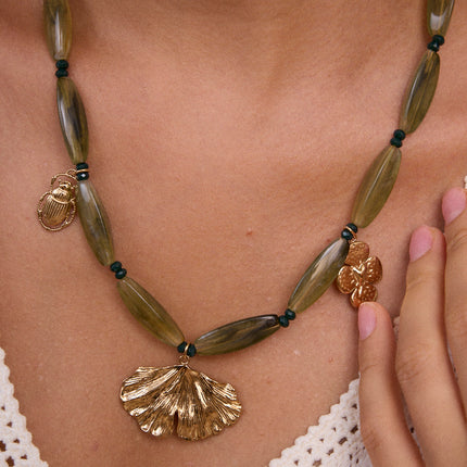 Collier - sur câble, perles en résine, anneaux en acier inoxydable et 3 pendentifs (scarabée, ginko, trèfle avec coeur)