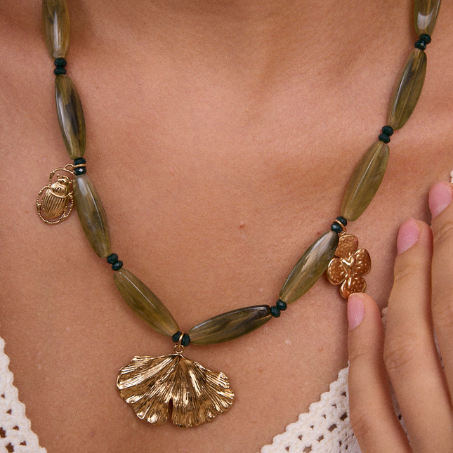 Necklace - on wire, resin beads, stainless steel rings and 3 pendants (scarab, ginko, clover with heart)