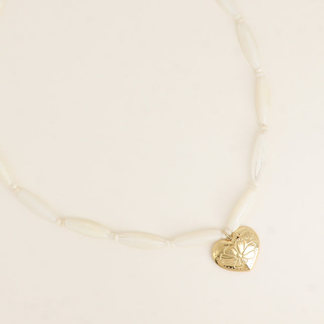 Collier sur câble - perles en résine, pierres naturelles, coeur avec fleurs gravées