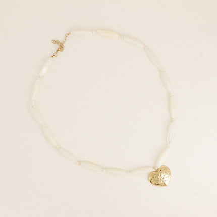 Collier sur câble - perles en résine, pierres naturelles, coeur avec fleurs gravées