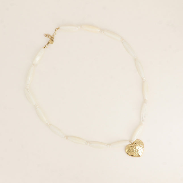Collier sur câble - perles en résine, pierres naturelles, coeur avec fleurs gravées