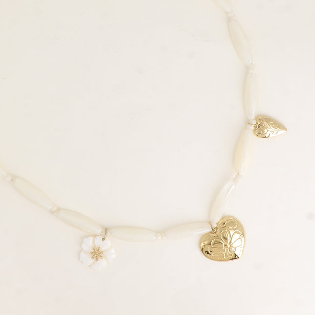 Collier sur câble - 2 coeurs aux fleurs gravées et une fleur nacrée