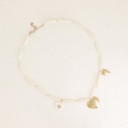 Collier sur câble - 2 coeurs aux fleurs gravées et une fleur nacrée