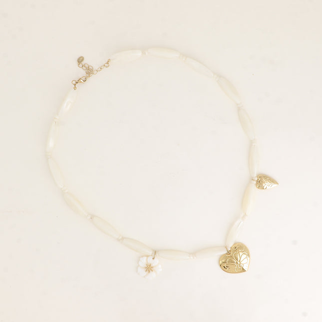 Collier sur câble - 2 coeurs aux fleurs gravées et une fleur nacrée