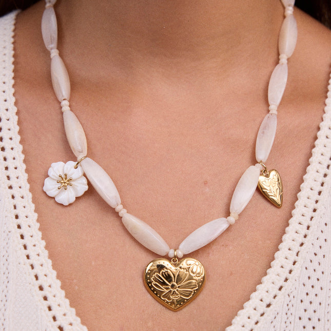 Collier sur câble - 2 coeurs aux fleurs gravées et une fleur nacrée