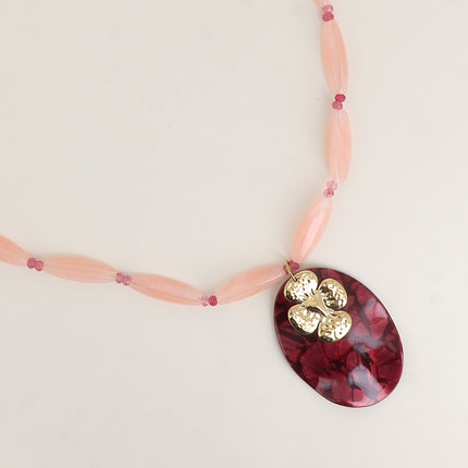 Collier - sur câble, perles en résine, petites pierres naturelles et trèfle martelé avec coeur