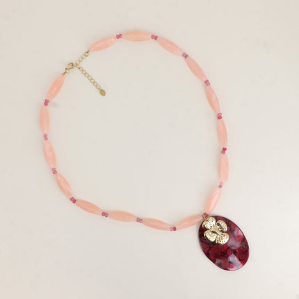 Collier - sur câble, perles en résine, petites pierres naturelles et trèfle martelé avec coeur