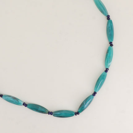 Collier - sur câble, perles ovales en résine, petites pierres naturelles