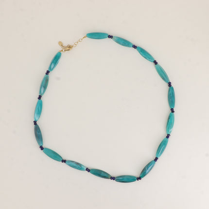 Collier - sur câble, perles ovales en résine, petites pierres naturelles