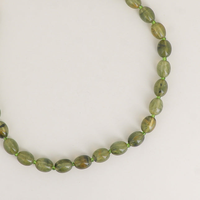 Collier - sur câble avec perles en résine