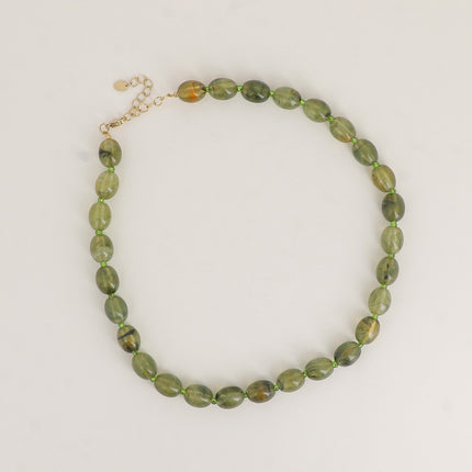 Collier - sur câble avec perles en résine