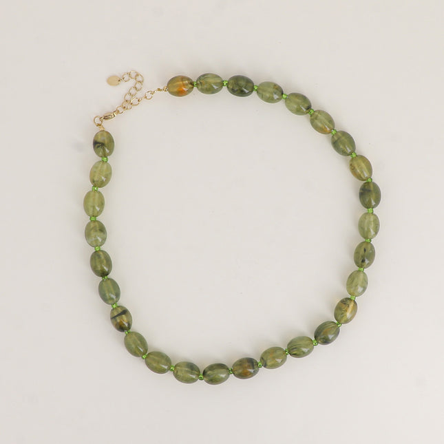 Collier - sur câble avec perles en résine