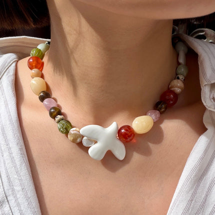 Collier - perles en pierre naturelle et oiseau en résine